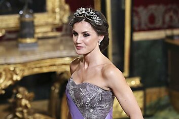 Жест королевы Испании Летиции нарушил многолетнюю традицию монархов сохранять нейтралитет, невероятная женщина