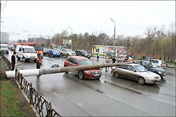 В Казани столб упал на проезжую часть