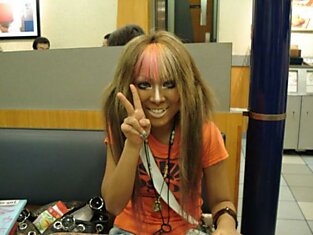 Японская мода Ganguro докатилась и до западных стран.