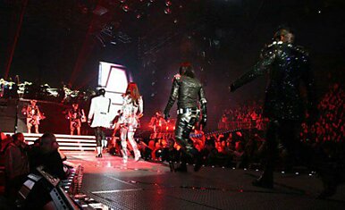 Black Eyed Peas дали первый концерт тура «The E.N.D.»