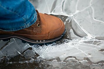 Как сделать обувь устойчивой даже на льду