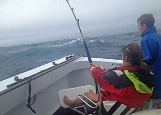 Гигантский тунец весом в 411 кг покорился хрупкой рыбачке