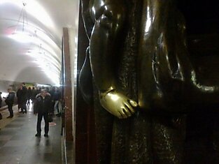 Что блестит на станции метро Площадь Революции