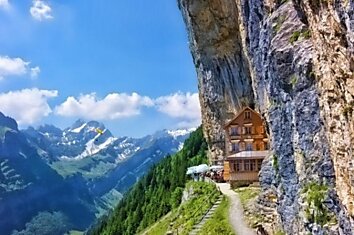 Летнее кафе в частном доме. Швейцарские Альпы.