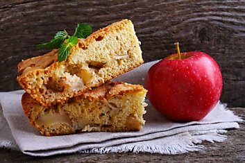 Как приготовить шарлотку с яблоками и сливами