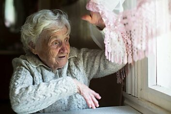 Старики уверены, что они нигде никому не нужны, боятся покидать дом и упрямятся