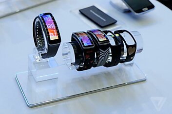 Samsung представила фитнес-браслет Gear Fit на #MWC2014