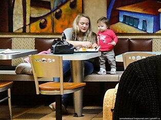 Дети питаются в Макдональдсе (6 фото + 1 видео)