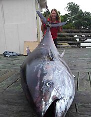 56-летняя женщина поймала рыбину весом более 400 кг