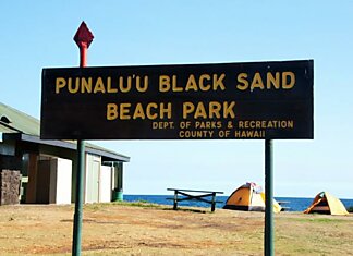 Черный песок пляжа Punaluu Beach