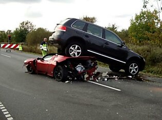 Авария с участием VW Touareg, Tesla Roadster и Toyota Prius