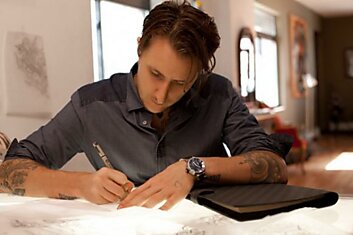 Новую коллекцию Louis Vuitton создаёт татуировщик