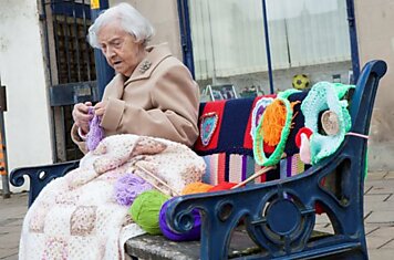 104-летняя уличная художница создает вязаные шедевры по всему городу
