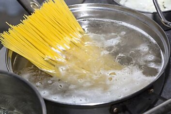 Как варить макароны без вылезающей пенной шапки