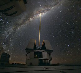 Телескоп Йепун светит лазером на Млечный Путь. Чили. 2010 год.