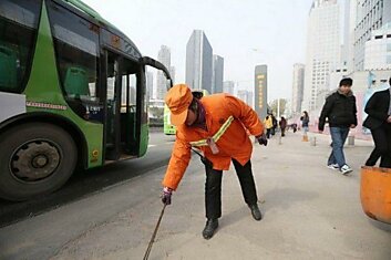 Китайская миллионерша встает в 3 утра, чтобы подметать улицы (7 фото + видео)