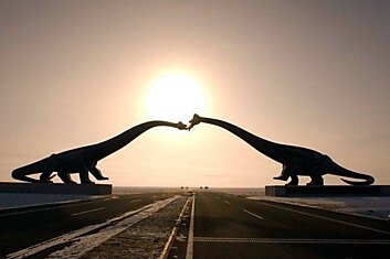 Скульптура над дорогой "Целующиеся динозавры", Северный Китай