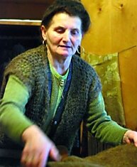 У 71–летней жительницы Румынии Иоанны Чиоанка есть необычное хобби — она вяжет себе одежду из собственных волос.