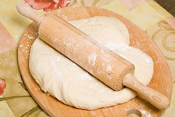 Как замесить сырное тесто на кефире и что из него приготовить