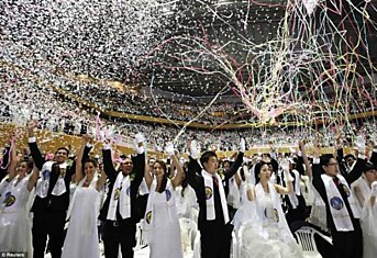 3500 тысяч пар сыграли свадьбу в Южной Корее (17 фотографий)