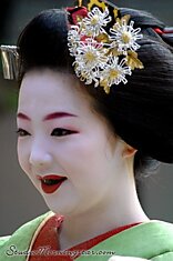 Китайские, вьетнамские и японские модницы до середины ХХ века красили зубы в черный цвет.