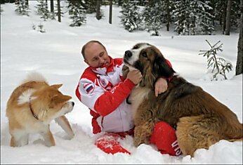 Прогулка Владимира Путина со своими собаками Баффи и Юмэ.