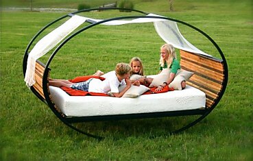 Представлена уникальная кровать-качалка для отдыха в помещении и на свежем воздухе