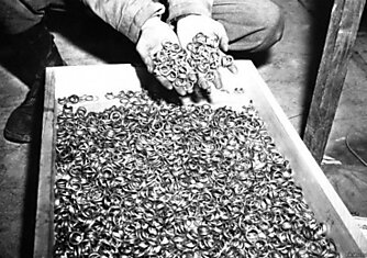 Всё, что осталось от узников Бухенвальда. Обручальные кольца, обнаруженные американскими солдатами. 5 мая, 1945 год