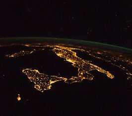 Ночная Италия из космоса...
