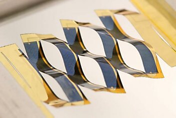 Японская техника киригами поворачивает солнечные панели к Солнцу