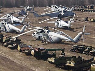 Свалка военной техники рядом с Чернобылем (19 фотографий)