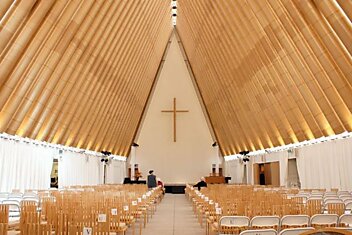 Японский архитектор построил храм из картона