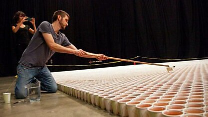 Он поставил 66000 стаканчиков с водой на пол. Когда зрители подошли ближе, у них пропал дар речи!