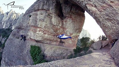 Самый невероятный полет на вингсьюте через скалу