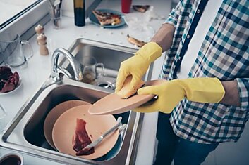 Почему всегда нужно насухо вытирать чистую посуду полотенцем