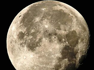 МКС проходит по диску Луны: фотография от NASA