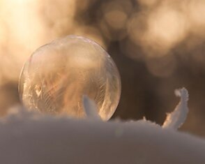 Мыльный пузырь при −15 °C замерзнет при соприкосновении с поверхностью, а при −25 °C замерзнет в воздухе и разобьется от падения на землю.