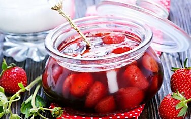 Способ консервации клубники с цельными ягодами