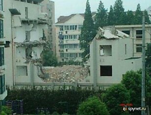Китайские работы по сносу здания (9 фото)