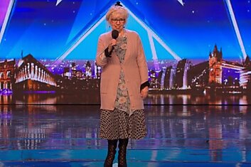 Милая бабуля покорила зрителей и судей британского шоу талантов необычным выступлением