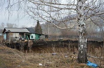 В Казахстане дом провалился под землю