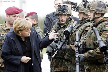 Фотожаба: Меркель раскинула пальцы )