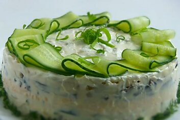 На летние застолья готовлю изысканный салат «Мадемуазель», украшаю свежими огурчиками