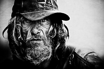 Черно-белые эмоции в портретах бездомных
