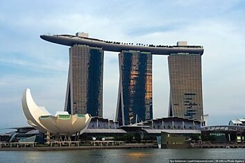 Отель Marina Bay Sands, бассейн под облаками, Сингапур.