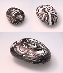 Рисунки на камнях и черепах француза DZO