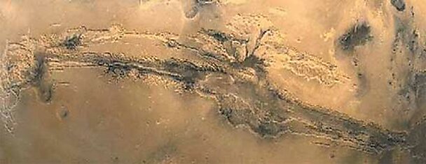NASA опубликовало фотографию поверхности Марса со следами потоков воды