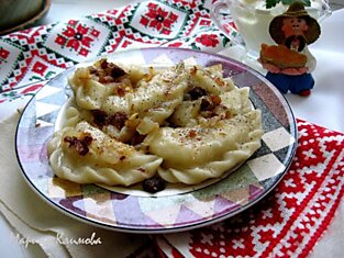 Вареники с картошкой, луком и шкварками