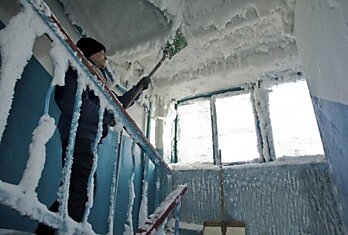 Как выглядит подъезд жилого дома при -59°C за окном