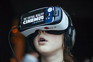 Посмотреть фильм в первом VR-кинотеатре стоит 12.50 евро